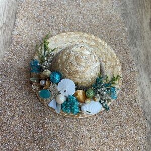 Decorative Straw Hat Magnet with Seashell Accents and Dried Flowers